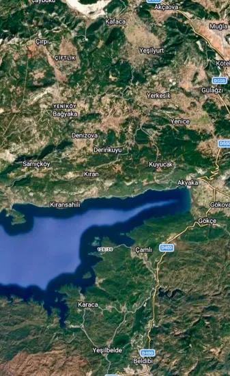 Marmaris Çamlı mein Dorf, sehr nahe am Meer, 7000m2 Grundstück für Investitionen geeignet