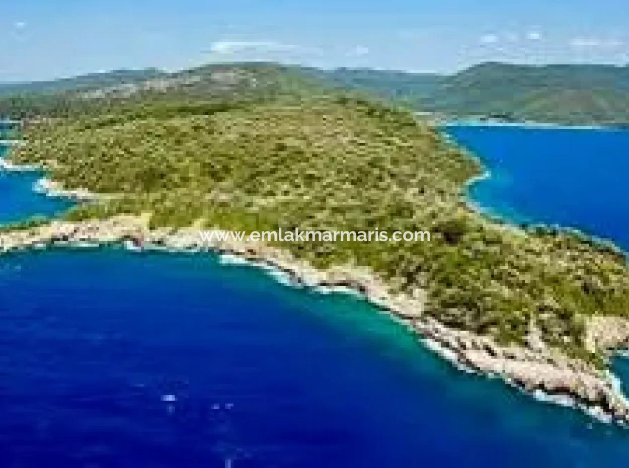 Die Zum Verkauf Stehende Insel Im Golf Von Gökova Im Bezirk Marmaris Hat Eine Grundstücksfläche Von 365000M2 Und Es Befindet Sich Ein Eingetragenes Haus Darin.