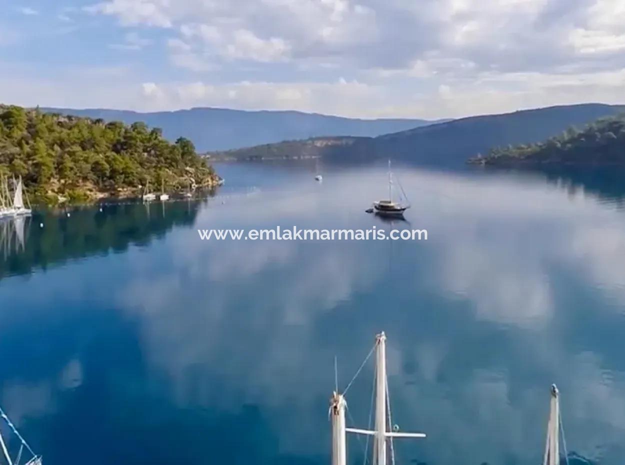 Die Zum Verkauf Stehende Insel Im Golf Von Gökova Im Bezirk Marmaris Hat Eine Grundstücksfläche Von 365000M2 Und Es Befindet Sich Ein Eingetragenes Haus Darin.