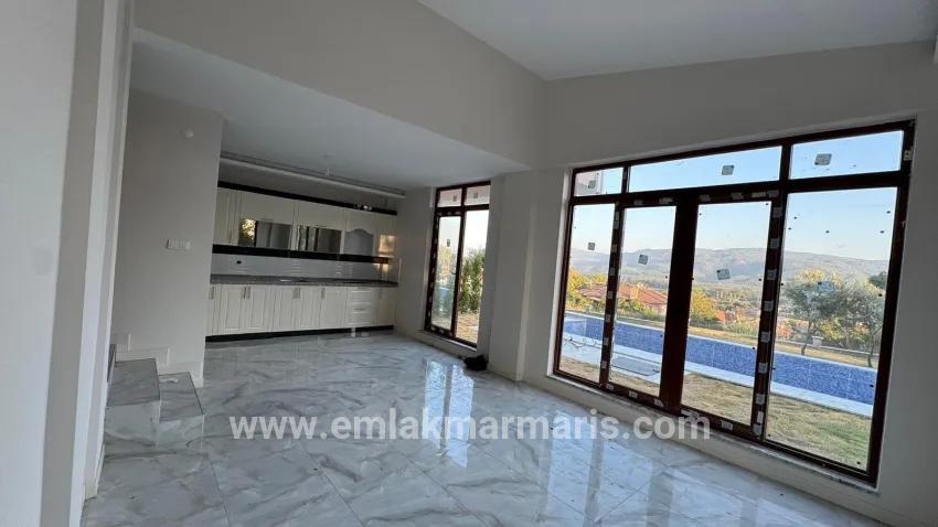 Ula Kızılyaka Mah. Satılık 3+1 Villa - 465 m²