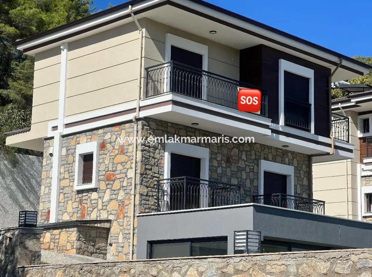 Muhteşem Doğa Manzaralı Müstakil Bahçeli Otoparklı Yüzme Havuzu Mevcut 3 Oda 4 Banyo Ultra Lüks Satılık Villa 500M2 Arsa İçerisinde 3 Katlı