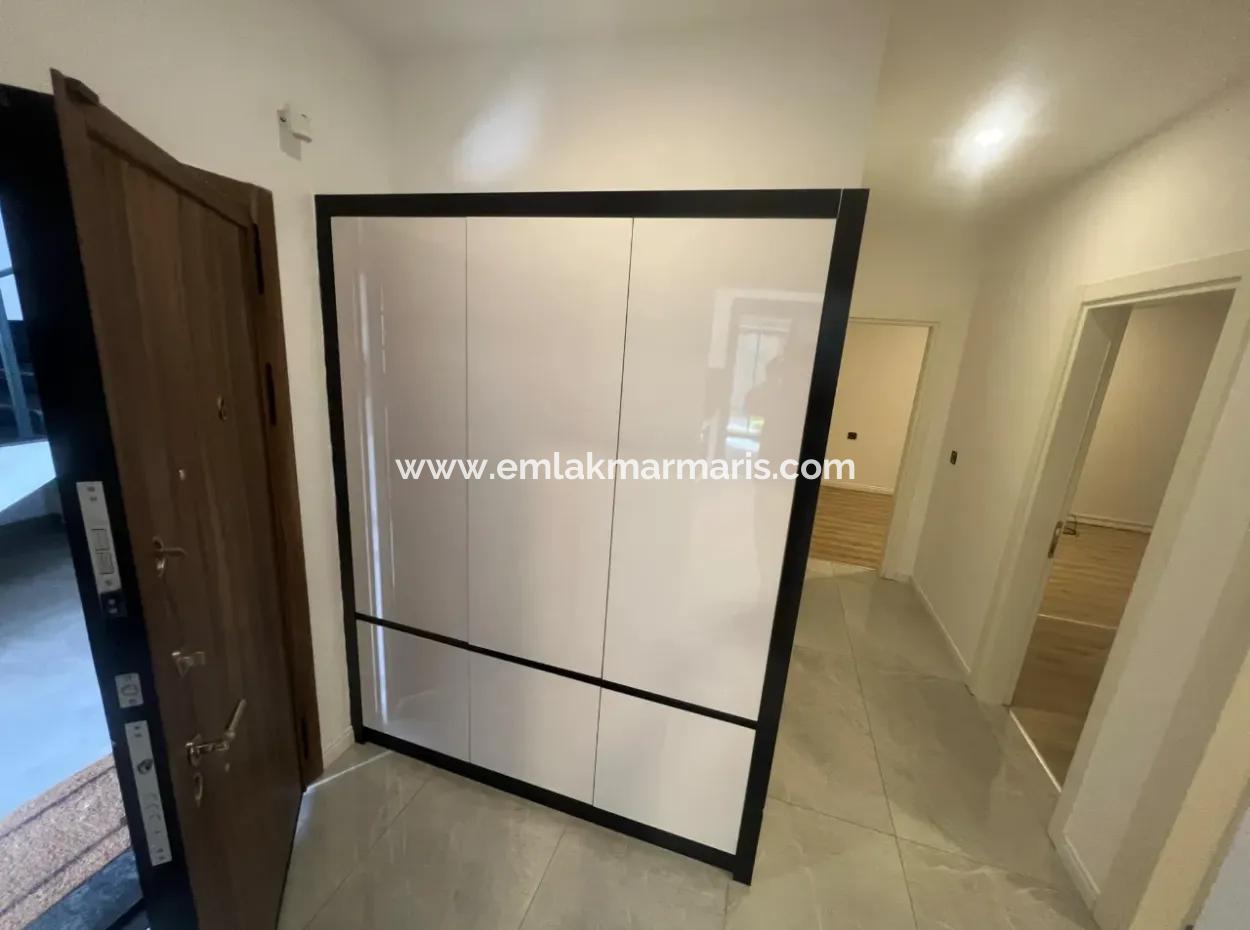 Marmaris Merkezinde Şık Site İçerisinde Giriş Kat Bahçeli Lüks 3 Oda 1 Salon Otoparklı Satılık Daire