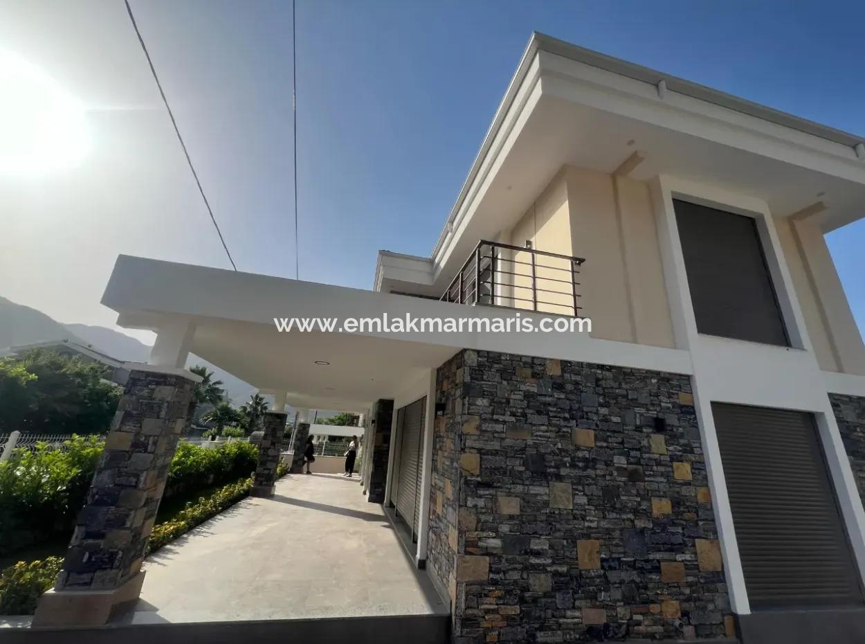 Marmaris İlçesi İçmeler Mahallesi Denize Yakın Müstakil Yüzme Havuzlu Yeni Bina 350M2 Arsa İçerisinde 3 Oda 1 Salon 3 Banyo 200M2  Ultra Lüks Satılık Villa