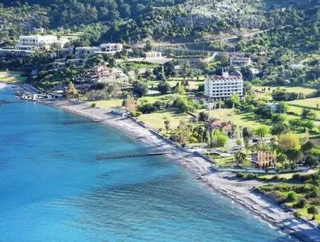 Marmaris,E 18 Km Uzaklıkta Satılık 5000 M2 Arsa Üzerine Kurulu İskelesi Mevcut Villa Ve Restaurant